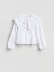 Bluzka z ozdobnym kołnierzem - biały. Białe bluzki damskie Reserved, l, bez wzorów, z bawełny, bez kołnierzyka, bez ramiączek. Za 139.99 zł.