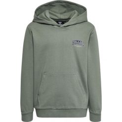 Bluza z kapturem dla dzieci Hummel Fast. Zielone bluzy dla dziewczynek Hummel, bez wzorów, prążkowane, bez ramiączek, z kapturem. Za 170.50 zł.