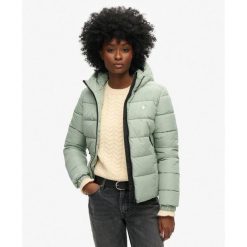 Damska kurtka z kapturem Superdry Spirit Sports. Zielone kurtki damskie Superdry., bez wzorów, z puchu, z kapturem. W wyprzedaży za 380.10 zł.