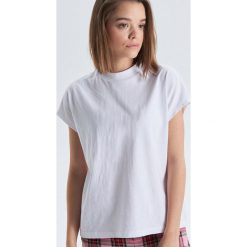 Koszulka o krótkim kroju - Biały. T-shirty damskie marki Cropp. Za 19.99 zł.