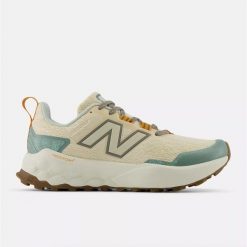 Buty do biegania w terenie damskie New Balance Fresh Foam X Garoe V2. Czerwone obuwie sportowe damskie New Balance, bez wzorów, do biegania. Za 529.99 zł.