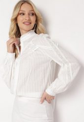Biała Bawełniana Koszula z Falbanką i Ażurowymi Wstawkami Wistiera. Białe bluzki damskie Born2be, l, w ażurowe wzory, z bawełny, eleganckie, bez kołnierzyka, bez ramiączek. Za 109.99 zł.