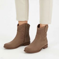 Botki damskie S.Barski, cholewka z materiału ażurowe wykończenie krótka cholewka pętla z tyłu elegancki fason, brązowe, HY61-8025. Brązowe kozaki damskie S.BARSKI, z jeansu, bez obcasa, na obcasie. Za 169.00 zł.