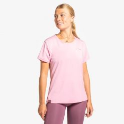 Koszulka do biegania damska Kiprun "Bougeons en Rose". Czerwone koszulki sportowe damskie KIPRUN, m, bez wzorów, z bawełny, bez kołnierzyka, bez ramiączek, do biegania. Za 49.99 zł.