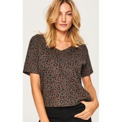 T-shirt ze zwierzęcym motywem - Szary. Szare t-shirty damskie Reserved, z motywem zwierzęcym. W wyprzedaży za 14.99 zł.