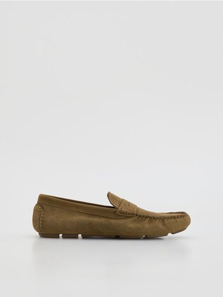 Zamszowe mokasyny - brązowy. Brązowe mokasyny męskie Reserved, z zamszu. Za 249.99 zł.
