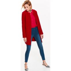 ELEGANCKI SWETER DAMSKI. Czerwone swetry damskie TOP SECRET, bez wzorów, z wełny, eleganckie. W wyprzedaży za 99.99 zł.