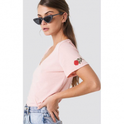 NA-KD T-shirt z haftowaną różą - Pink. Różowe t-shirty damskie NA-KD, z haftami, dekolt w kształcie v. Za 72.95 zł.