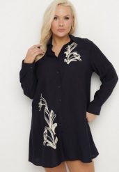 Granatowa Koszulowa Sukienka z Wiskozy Zdobiona Kwiatowym Haftem Nalilsa. Niebieskie sukienki damskie Born2be, na co dzień, plus size, z aplikacjami, z wiskozy, eleganckie, bez kołnierzyka, plus size, bez ramiączek, mini, koszulowe. Za 99.99 zł.