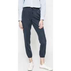 Tommy Jeans - Spodnie. Szare spodnie sportowe damskie Tommy Jeans, z aplikacjami, z jeansu. W wyprzedaży za 219.90 zł.