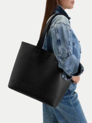 Guess Jeans Torebka CWBEO-GUESS-B-010-09 Czarny. Czarne torebki do ręki damskie Guess Jeans, z aplikacjami, z jeansu, bez dodatków. Za 249.99 zł.