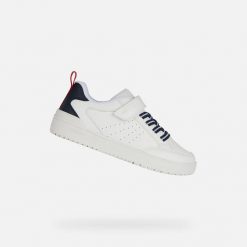 Sneakersy dla dzieci Geox Washiba. Białe trampki i tenisówki chłopięce Geox, bez wzorów, z materiału, klasyczne, bez zapięcia. Za 155.50 zł.