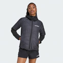 Ocieplana hybrydowa kurtka z kapturem Terrex Multi CLIMAWARM. Czarne kurtki damskie Adidas, l, bez wzorów, z kapturem. Za 529.00 zł.