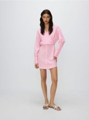 Sukienka z kopertowym dekoltem - różowy. Czerwone sukienki damskie Reserved, l, bez wzorów, z bawełny, bez kołnierzyka, bez ramiączek, dopasowane. W wyprzedaży za 49.99 zł.