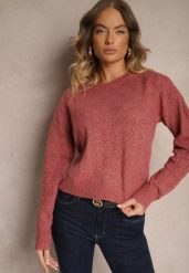 Różowy Sweter w Klasycznym Stylu z Tłoczonym Wzorem Deriel. Czerwone swetry damskie Renee, bez wzorów, z jeansu, casualowe, bez kołnierzyka, bez ramiączek, długie, bez kaptura. Za 129.99 zł.