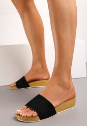 Czarne Klapki na Niewysokim Koturnie Imitującym Korek Tinkema. Czarne klapki damskie Born2be, bez wzorów, eleganckie, bez obcasa, na koturnie. Za 39.99 zł.