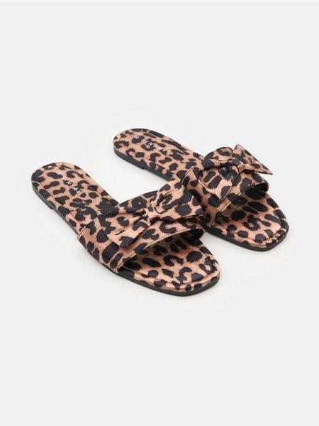 Klapki z kokardą w panterkę - wielobarwny. Klapki damskie Sinsay, bez wzorów, bez obcasa. Za 29.99 zł.