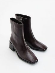 Skórzane botki - mahoniowy. Brązowe botki damskie Reserved, ze skóry, bez obcasa, bez zapięcia. Za 259.99 zł.