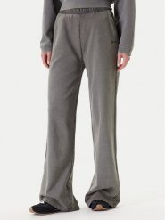 Guess Spodnie dresowe V5RB17 KCOS1 Szary Regular Fit. Szare spodnie dresowe damskie Guess, xs, z aplikacjami, z bawełny. Za 259.99 zł.