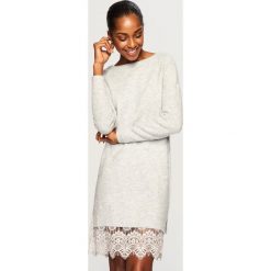 Sweter z koronkowym dołem - Jasny szar. Szare swetry damskie Reserved, z koronki. Za 119.99 zł.