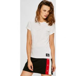 Calvin Klein Jeans - Top. Szare topy damskie Calvin Klein Jeans, z bawełny, z okrągłym kołnierzem, z krótkim rękawem. Za 119.90 zł.