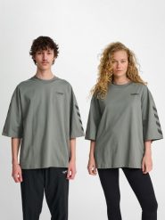 Oversized T-shirt Hummel Willy SW. Białe t-shirty damskie Hummel, xs, bez wzorów, z dzianiny, klasyczne, bez kołnierzyka. Za 130.50 zł.