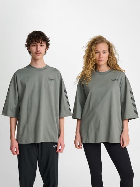 Oversized T-shirt Hummel Willy SW. Białe t-shirty damskie Hummel, xs, bez wzorów, z dzianiny, klasyczne, bez kołnierzyka. Za 124.47 zł.