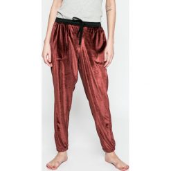 Dkny - Spodnie piżamowe. Szare piżamy damskie DKNY, z elastanu. W wyprzedaży za 199.90 zł.
