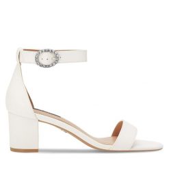 Sandały Nine West. Białe klapki damskie Nine West, bez wzorów, bez obcasa, na słupku, bez zapięcia. Za 229.99 zł.