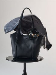 Torebka typu shopper z ozdobną apaszką - czarny. Czarne szaliki i chusty damskie Sinsay, bez wzorów, bez dodatków. Za 59.99 zł.