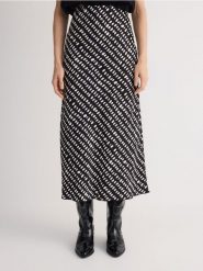 Satynowa spódnica midi - złamana biel. Spódnice damskie Reserved, l, bez wzorów, z satyny, midi. W wyprzedaży za 49.99 zł.