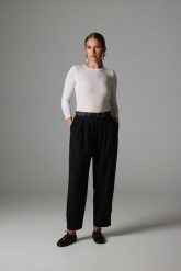 SPODNIE MARISA CZARNE L - Flawless. Czarne spodnie materiałowe damskie Flawless, l, bez wzorów, z materiału, z podwyższonym stanem. Za 589.00 zł.
