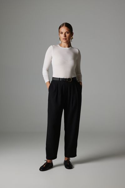 SPODNIE MARISA CZARNE L - Flawless. Czarne spodnie materiałowe damskie Flawless, l, bez wzorów, z materiału, z podwyższonym stanem. Za 589.00 zł.