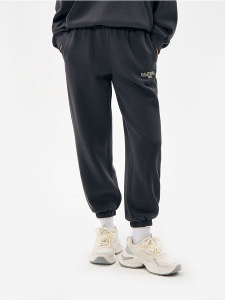 Spodnie dresowe jogger - szary. Szare spodenki niemowlęce Sinsay, l, bez wzorów, z dresówki. Za 39.99 zł.