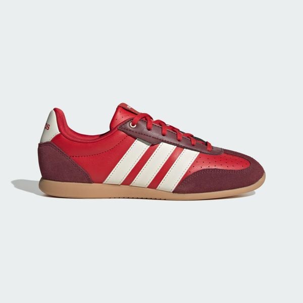 BUTY BARREDA LO. Białe obuwie sportowe damskie Adidas, bez wzorów, z gumy. Za 299.00 zł.