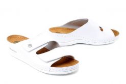 DR. BRINKMANN 700777-03 weiss, klapki damskie. Białe klapki damskie Dr. Brinkmann, bez wzorów, ze skóry, bez obcasa. Za 195.42 zł.