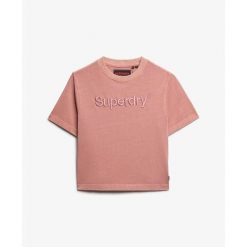 Obszerny prosty t-shirt dla kobiet z haftem Superdry Core Logo. Czerwone koszulki sportowe damskie Superdry., bez wzorów, bez kołnierzyka, bez ramiączek. Za 143.55 zł.