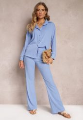 Niebieski 2-częściowy Komplet z Koszulą i Spodniami Zdobionymi Delikatnym Tłoczeniem Jaila. Niebieskie koszule damskie Renee, z aplikacjami, z tkaniny, bez kołnierzyka, bez ramiączek. Za 179.99 zł.