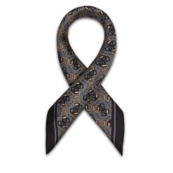 Apaszka Guess. Szare szaliki i chusty damskie Guess, z aplikacjami. Za 199.99 zł.