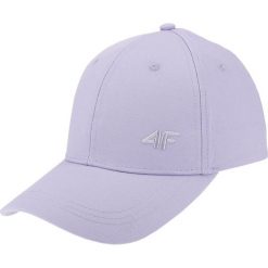 Czapka z daszkiem damska CAD301 - jasny fiolet. Czapki i kapelusze damskie marki 4f. W wyprzedaży za 29.99 zł.