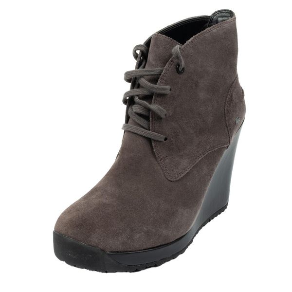 Zamszowe Botki Damskie Jarriselle. Brązowe botki damskie Lacoste, z materiału, z okrągłym noskiem, bez obcasa, bez zapięcia. Za 776.99 zł.
