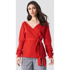 NA-KD Sweter z wiązaniem z przodu i głębokim dekoltem - Red. Czerwone swetry damskie NA-KD. W wyprzedaży za 56.50 zł.