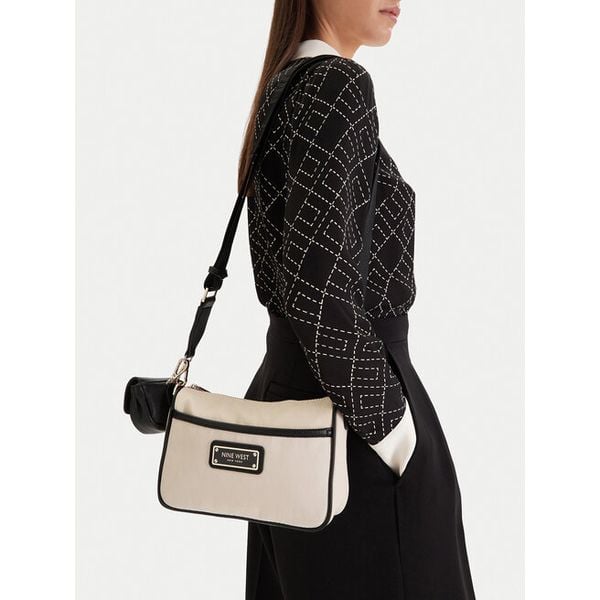 Torebka Nine West. Białe listonoszki damskie Nine West, bez wzorów, bez dodatków. Za 111.99 zł.