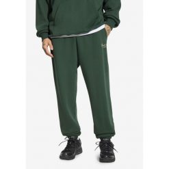 Spodnie dresowe męskie Prosto Football. Zielone szorty męskie Prosto., m, bez wzorów, z dresówki. W wyprzedaży za 193.99 zł.