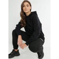 Czarna Bluza Kangurka z Polarem Fasa. Czarne bluzy damskie Born2be, s, bez wzorów, z dzianiny, bez kaptura. Za 39.99 zł.