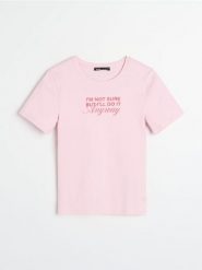 Koszulka z napisem "I'm not sure but II'll do it anyway" - różowy. Czerwone t-shirty damskie Sinsay, l, bez wzorów, bez kołnierzyka. Za 25.99 zł.