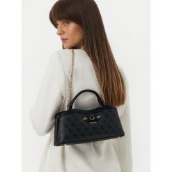 Torebka Guess. Czarne torebki do ręki damskie Guess, z aplikacjami, bez dodatków. Za 584.99 zł.