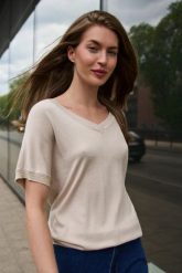 Lekki sweter z krótkimi rękawami beżowy. Brązowe swetry damskie MOODO, l, bez wzorów, z poliamidu, bez kołnierzyka, bez ramiączek, krótkie, bez kaptura. Za 89.99 zł.