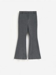 Spodnie flare - ciemnoszary. Szare spodnie materiałowe damskie Reserved, l, bez wzorów, z tkaniny. Za 149.99 zł.