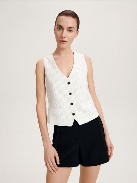 Szorty z wysokim stanem - czarny. Czarne szorty damskie Reserved, l, bez wzorów, z tkaniny, z podwyższonym stanem. W wyprzedaży za 39.99 zł.